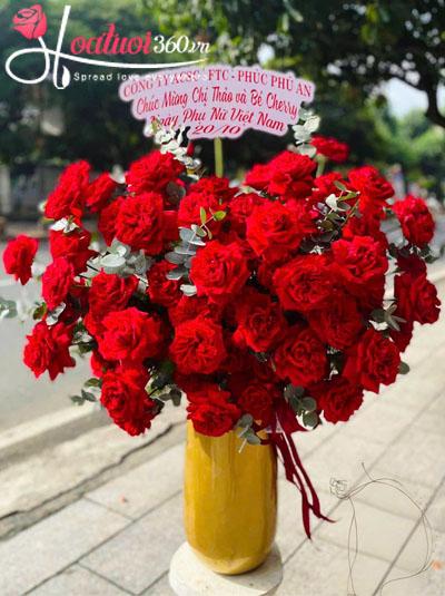 Bình hoa hồng đỏ - Sống đời rực rỡ