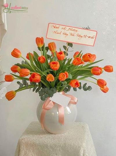 Bình hoa tulip cam - Đón chào thành công