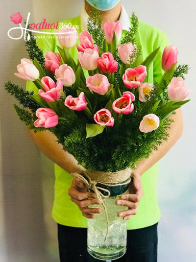 Bình hoa tulip hồng - Kỉ niệm đẹp