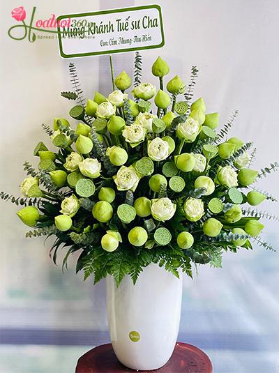 Chậu hoa sen trắng - Nét đẹp thanh lịch