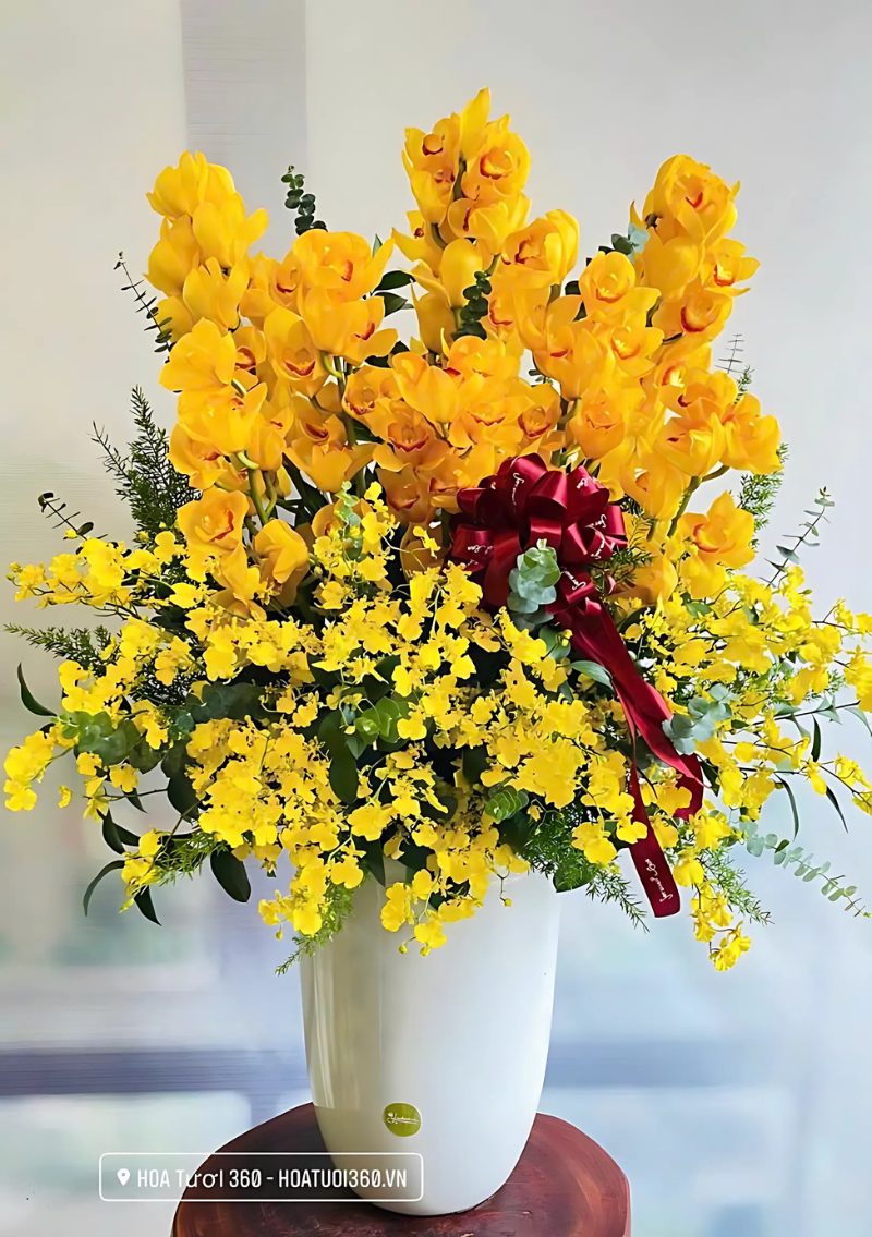 Bình hoa lan để bàn cúng đất đai động thổ