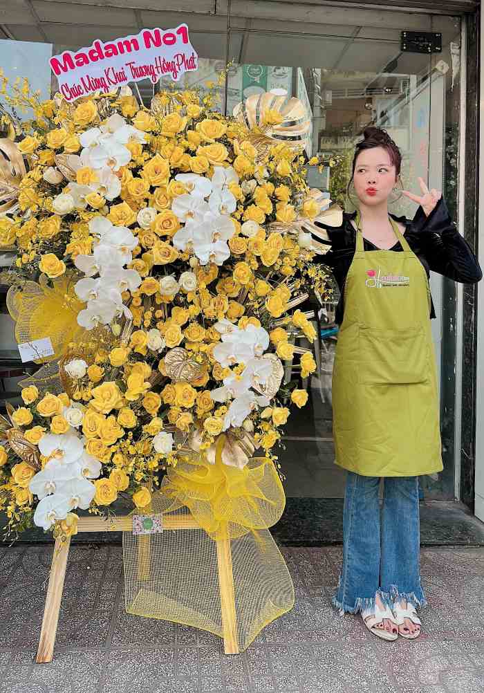 Màu hoa mừng khai trương phù hợp với không gian buổi lễ