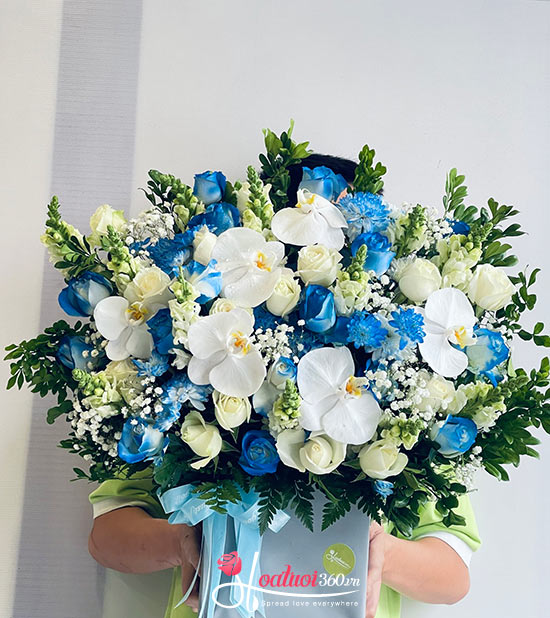 Hoa khai trương tone xanh được cắm trong giỏ hoa