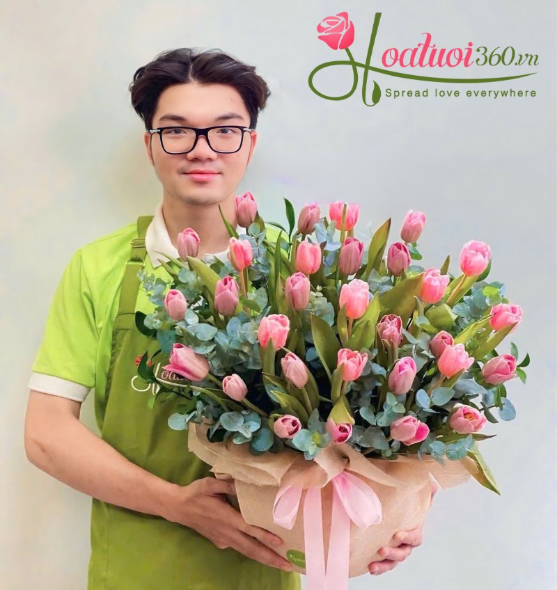 Giỏ hoa tulip hồng chúc mừng ngày 20/10 tặng đồng nghiệp nữ