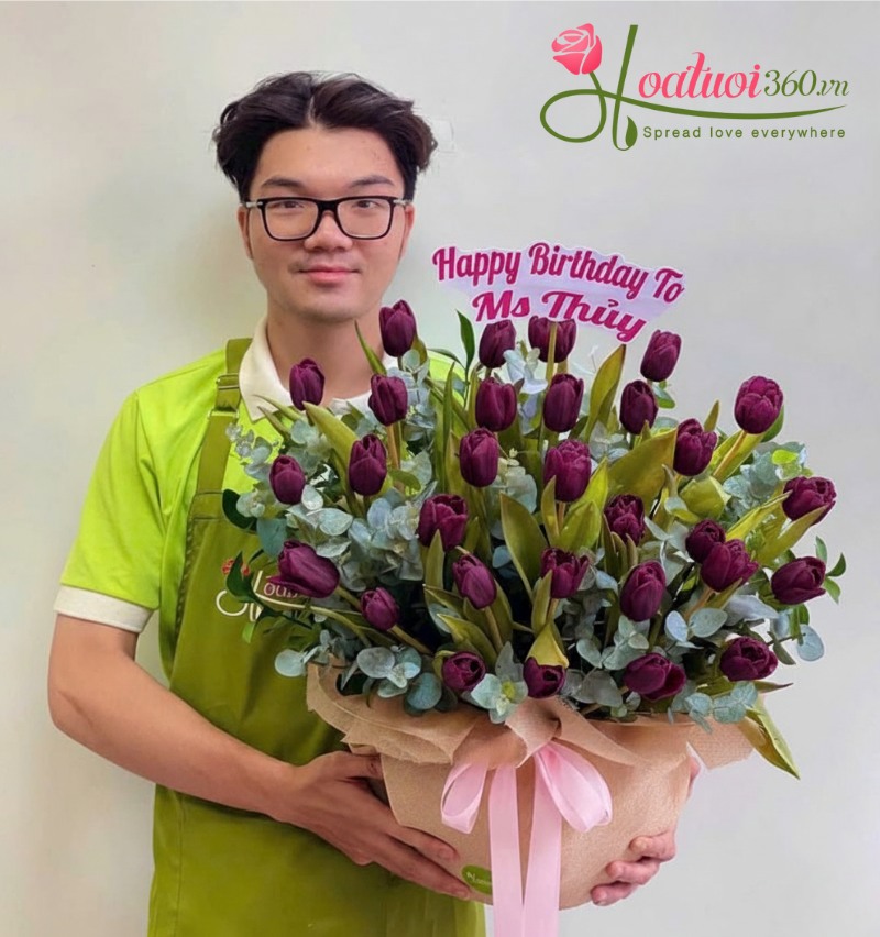 Mẫu hoa tulip tím cắm trong giỏ đơn giản đẹp