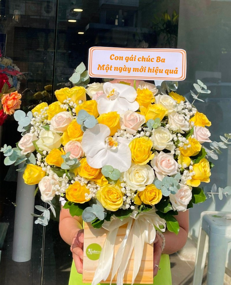 Mẫu hoa tặng ngày mới trong hộp kraft lý tưởng cho văn phòng 