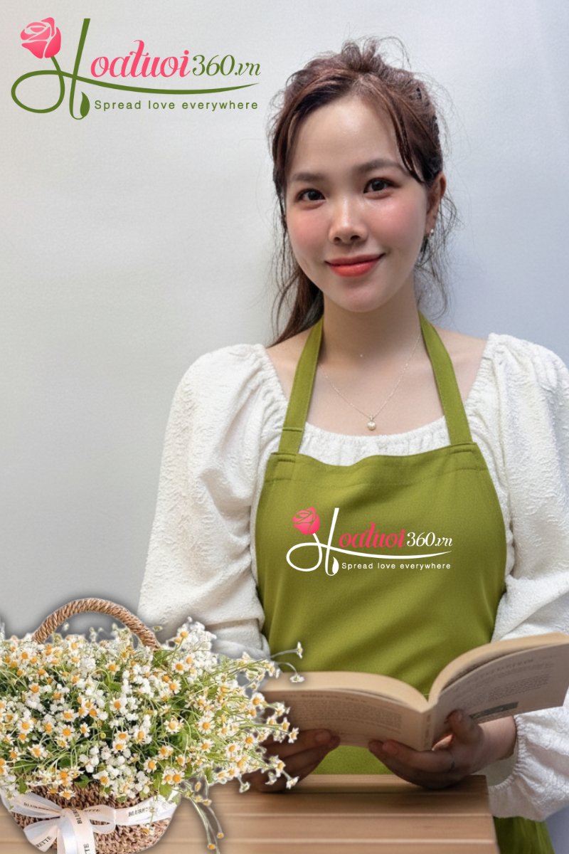 Hình ảnh đọc thơ về hoa bên cạnh bình hoa để bàn