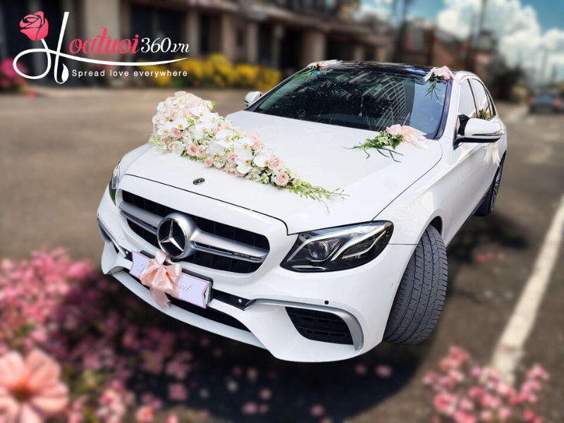 Xe hoa cưới Mercedes trang trí tối giản 