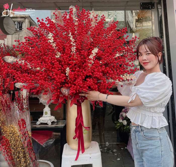 Bình đào đồng chưng tết ở phòng khách