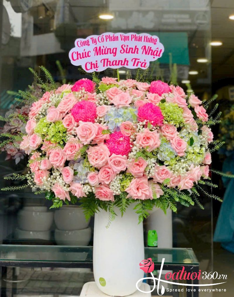 Bình hoa hồng pastel và cẩm tú cầu chúc mừng