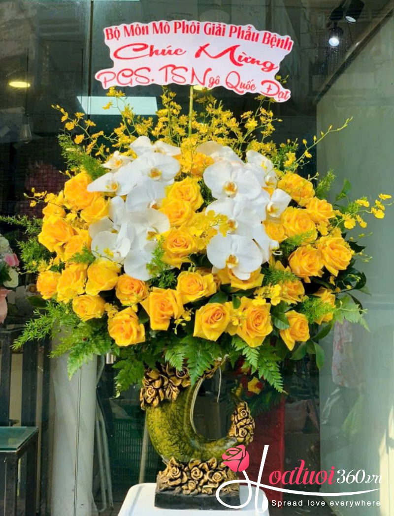 Bình hoa hồng vàng và lan hồ điệp chúc mừng