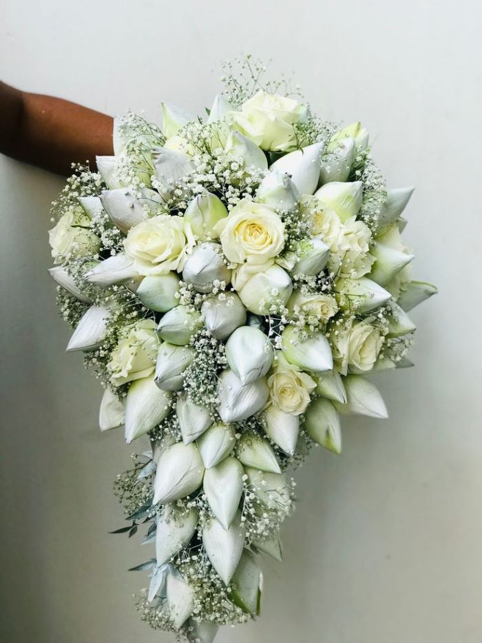 Mẫu hoa sen cưới dáng dài phối hoa hồng trắng và baby trắng