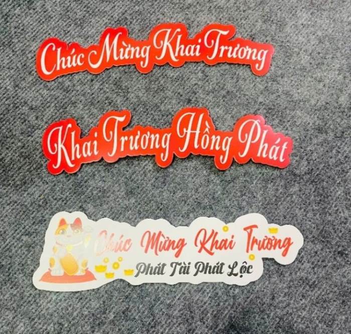 Banner chúc mừng khai trương gắn trên kệ hoa tươi