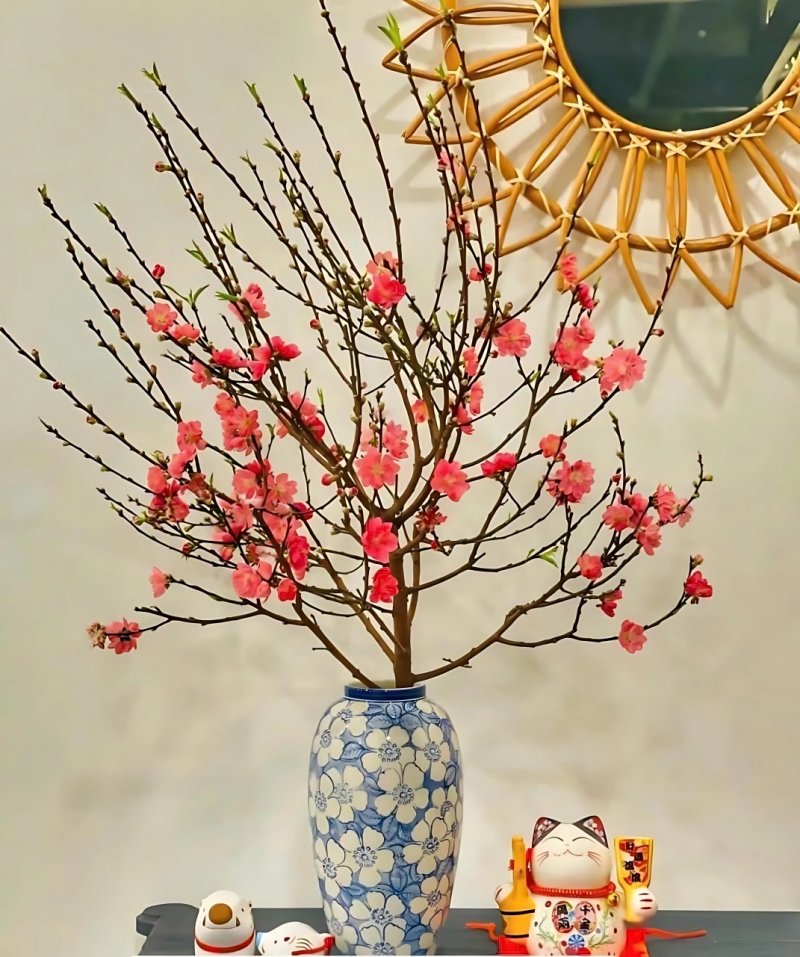 Cắm đào dáng trực trong bình gốm cao