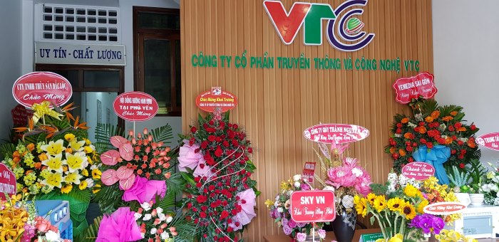 Kệ hoa, lẵng hoa khai trương tone vàng đỏ cho ngành công nghệ