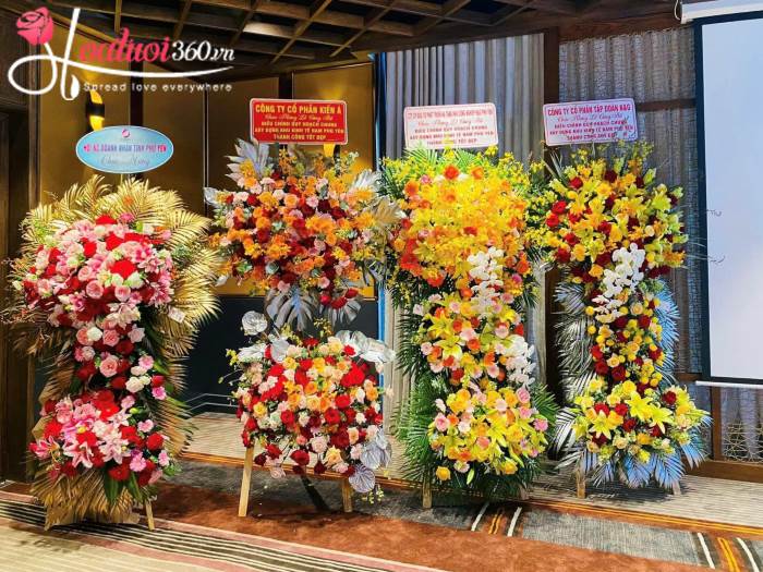 Kệ hoa ly vàng rực rỡ trong không gian buổi lễ khai trương