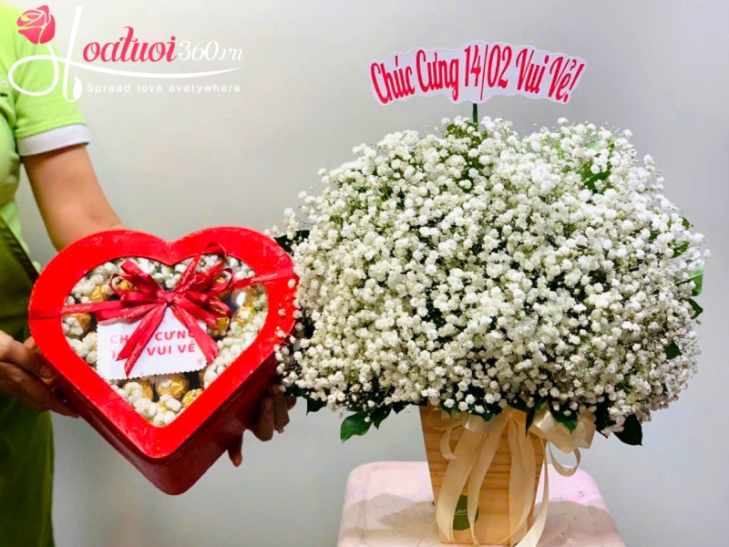 Combo lẵng hoa bi trắng và hộp socola tặng người yêu
