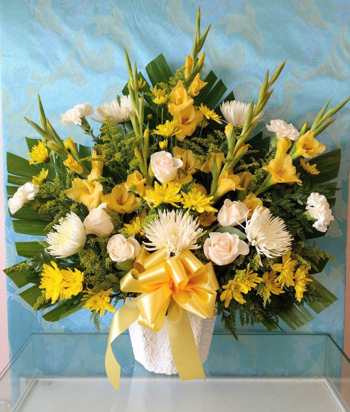 Giỏ hoa chia buồn màu vàng chủ đạo form cứng cáp