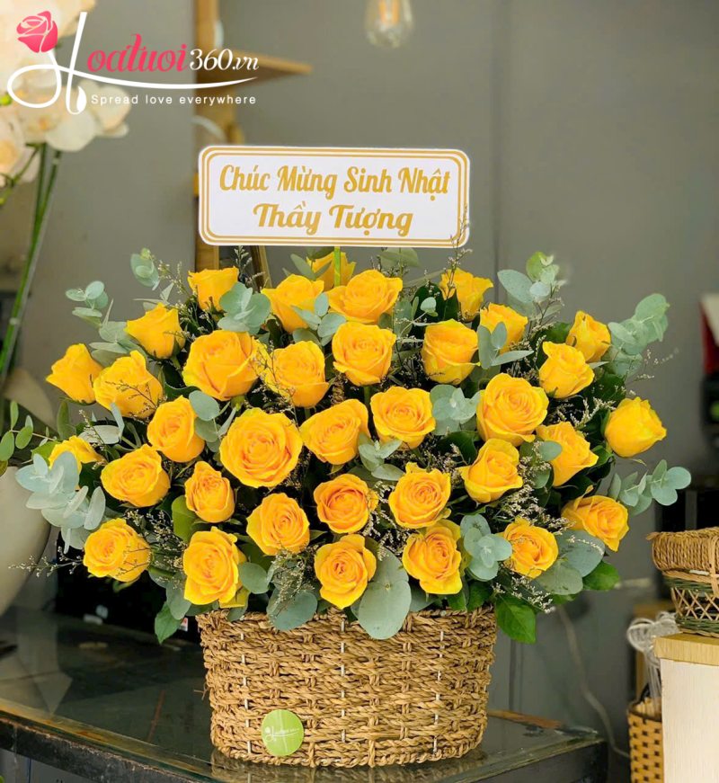 Giỏ hoa hồng vàng gửi lời tri ân đến thầy cô