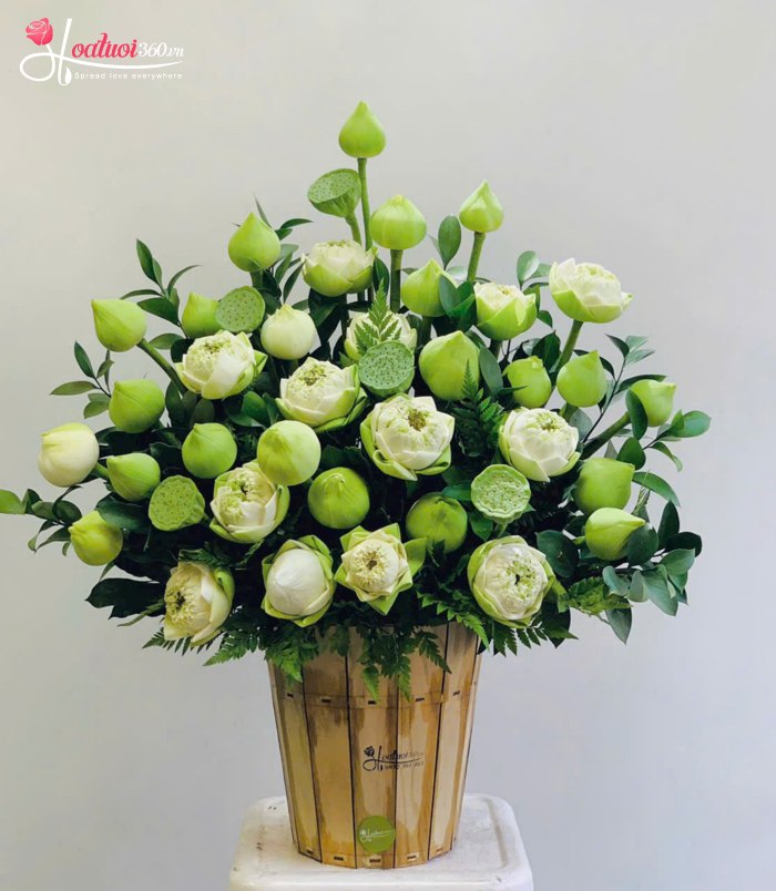 Giỏ hoa sen trắng dâng lễ Phật