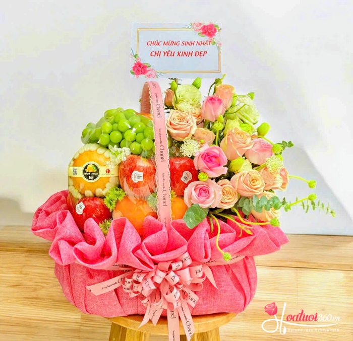 Giỏ trái cây kèm hoa tươi tone hồng mừng sinh nhật
