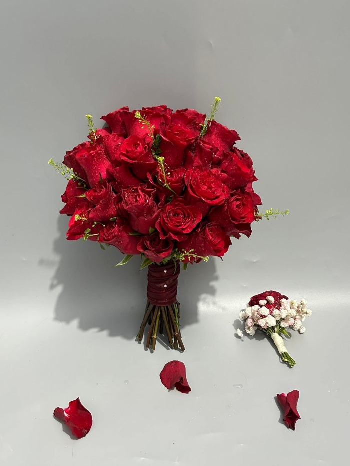 Bó hoa cưới từ hoa hồng đỏ rực rỡ