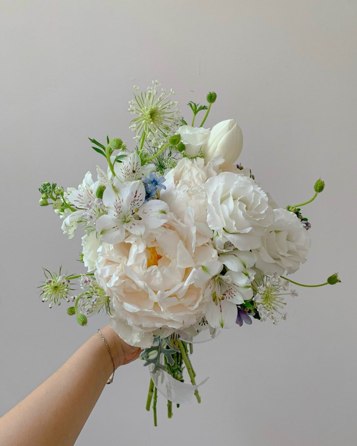 Bó hoa cưới mẫu đơn trắng tinh khiết