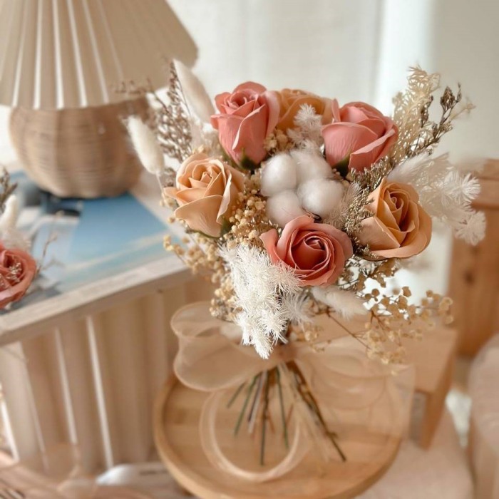 Hoa cầm tay cô dâu bằng sáp cao cấp, bền lâu