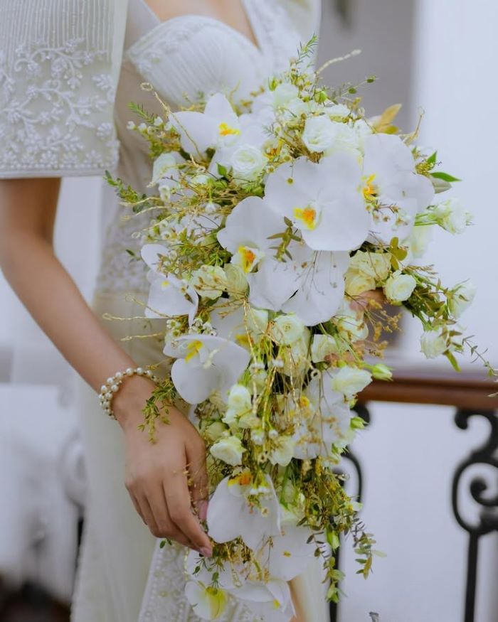 Hoa cưới cầm tay cô dâu dáng dài bằng lan mokara