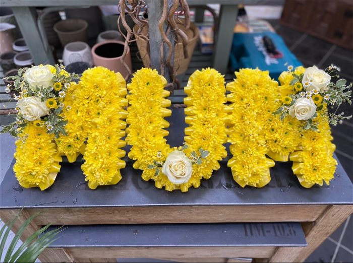 Mẫu hoa chia buồn màu vàng kết chữ theo yêu cầu