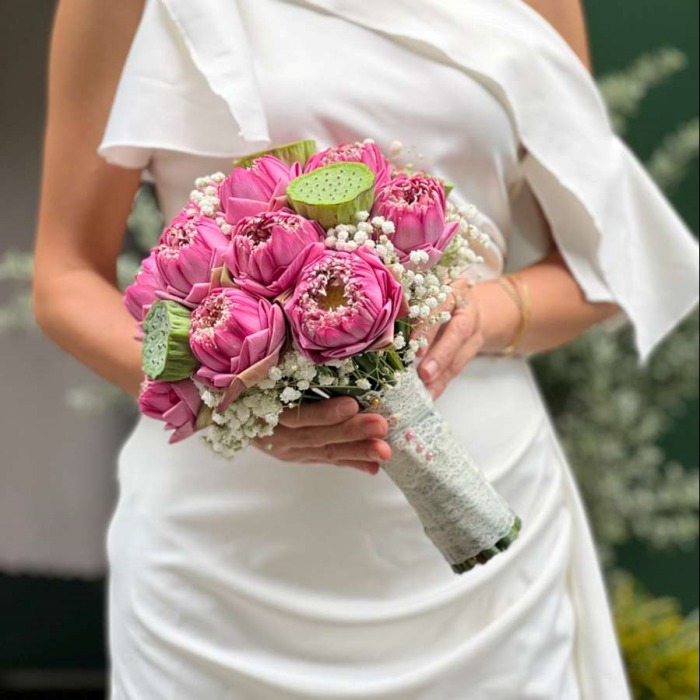 hoa cưới cầm tay hoa sen hồng
