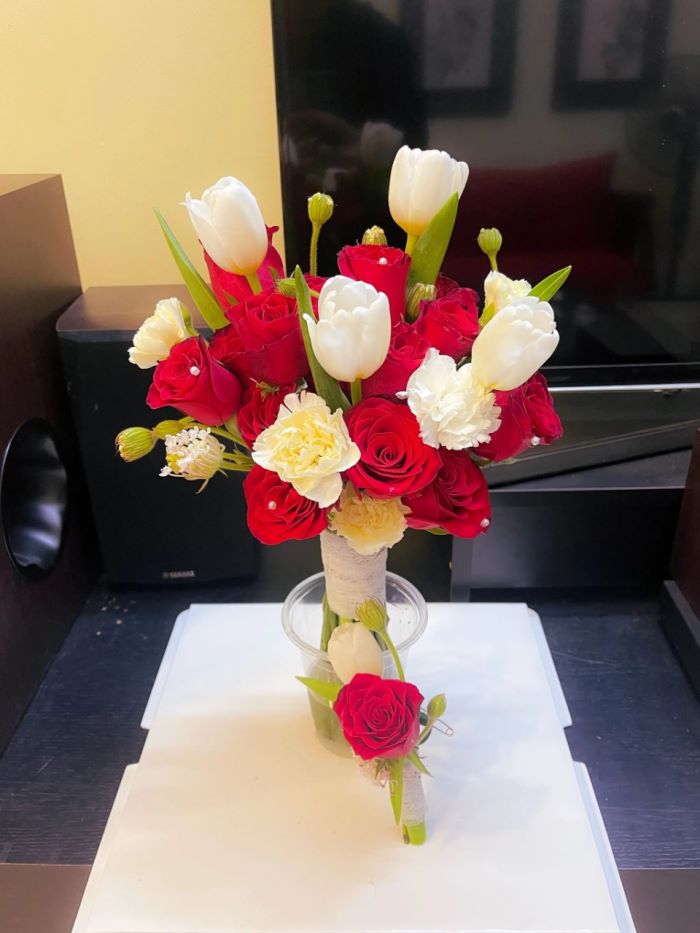Hoa cưới cầm tay mix hoa hồng đỏ tươi và hoa tulip lụa trắng