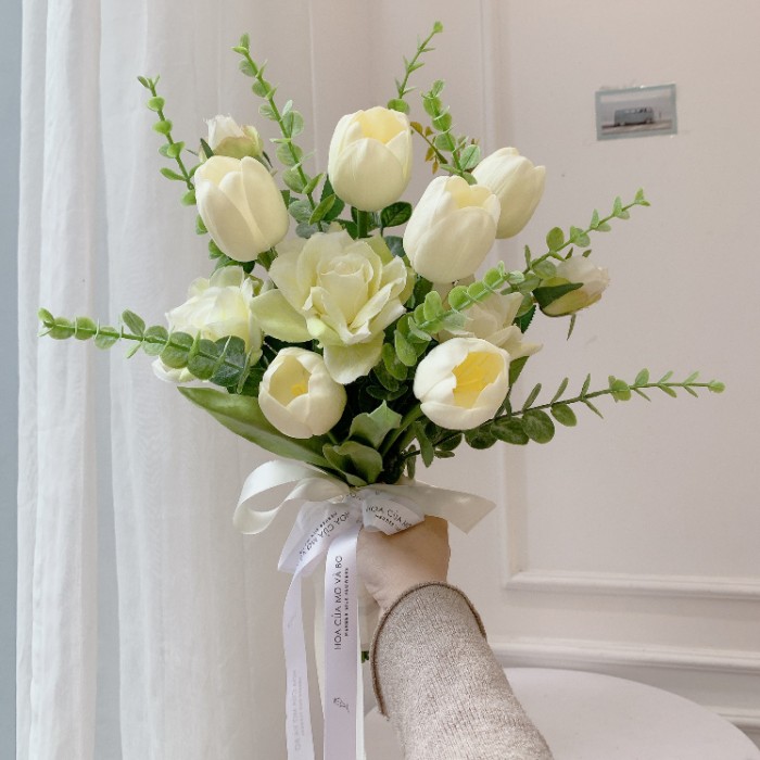 Hoa cưới cầm tay mix tulip tươi và hồng sáp