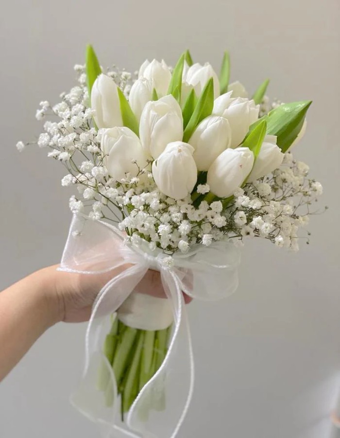 Hoa cưới cầm tay tulip trắng mix hoa baby xinh xắn