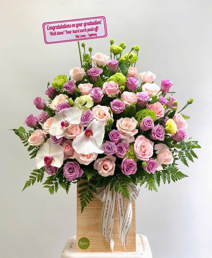 Hộp hoa hồng chất liệu gỗ cứng mừng khai trương spa