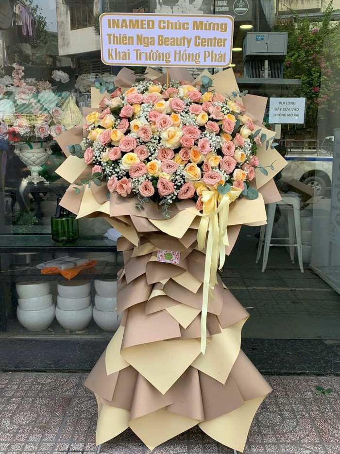 Kệ hoa hồng tone trung tính sang trọng, bắt mắt