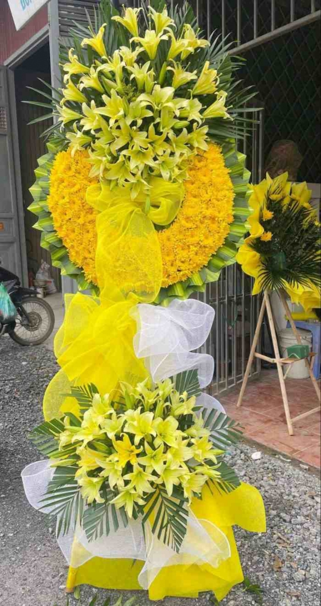 Kệ hoa ly vàng chia buồn