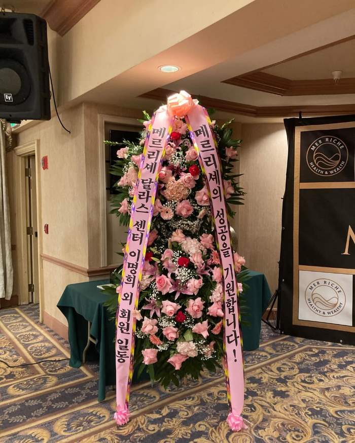 kệ khai trương Hàn Quốc thêm phần nổi bật nhờ thiết kế, amuf sắc hài hoà