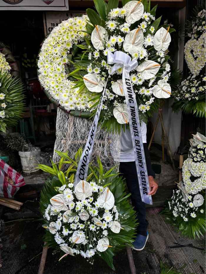 Kệ hồng môn trắng phối cúc hoạ mi chia buồn