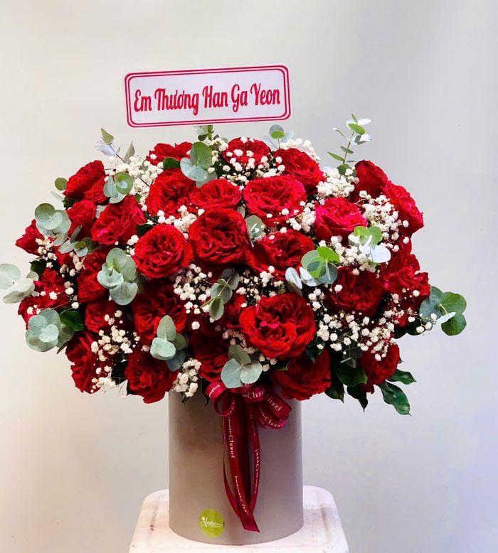 Lẵng hoa cẩm chướng đỏ rực rỡ mừng sinh nhật mẹ