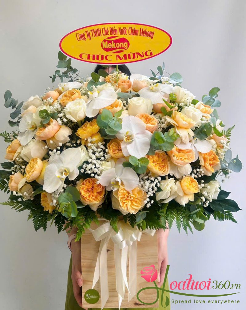 Lẵng hoa hồng và lan mokara chúc mừng