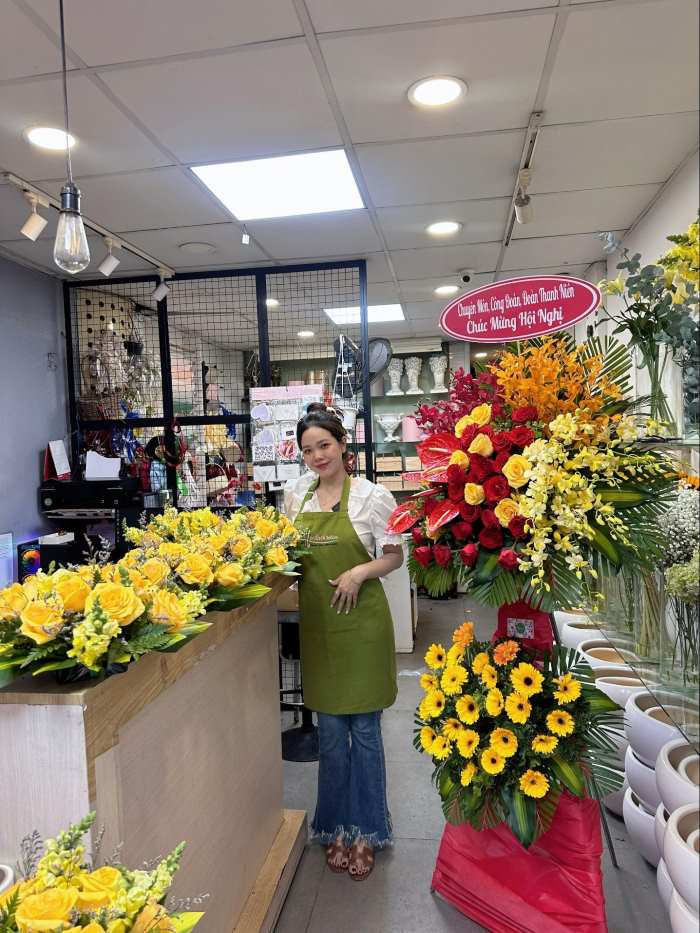 lẵng hoa để bàn tone vàng chúc sự giàu có, thịnh vượng