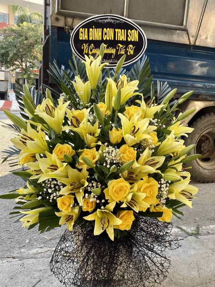 Lẵng hoa ly vàng phối hồng vàng gửi lời chia buồn chân thành