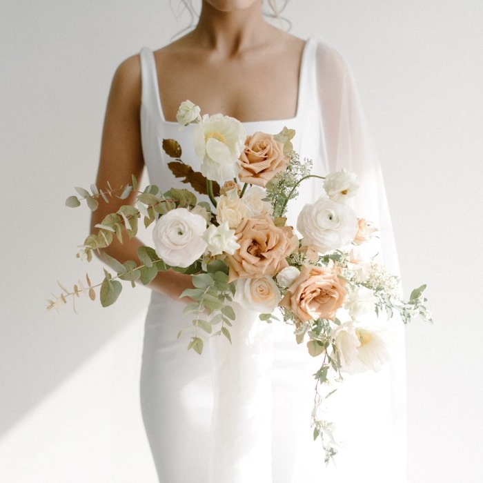 Bó hoa cô dâu cầm tay màu peach fuzz (đào tơ)