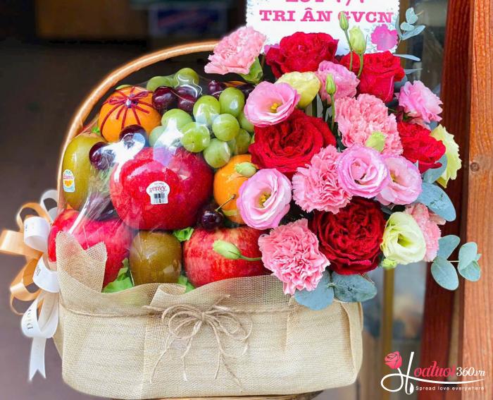 Vì sao nên chọn giỏ trái cây kèm hoa tươi làm quà tặng