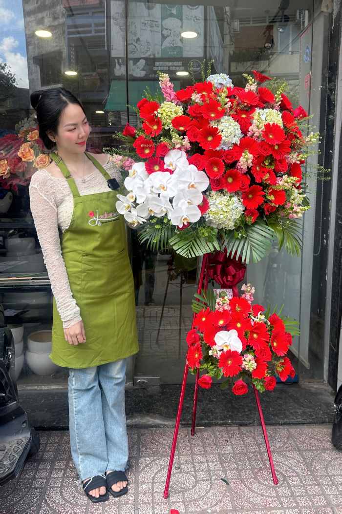 Vòng hoa kiểu dáng hiện đại chúc mừng khai trương