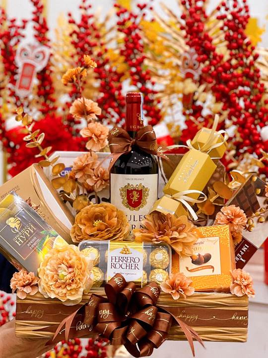 Giỏ quà tết truyền thống là lời chúc sức khỏe, ấm no, sung túc đủ đầy.