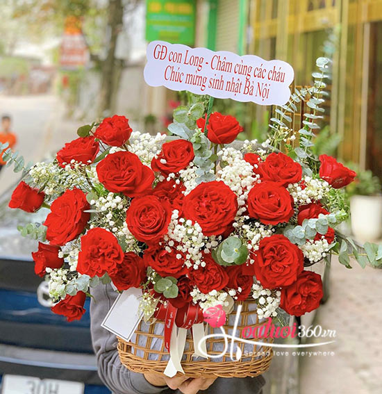 Giỏ hoa hồng xinh - Vẻ đẹp yêu kiều