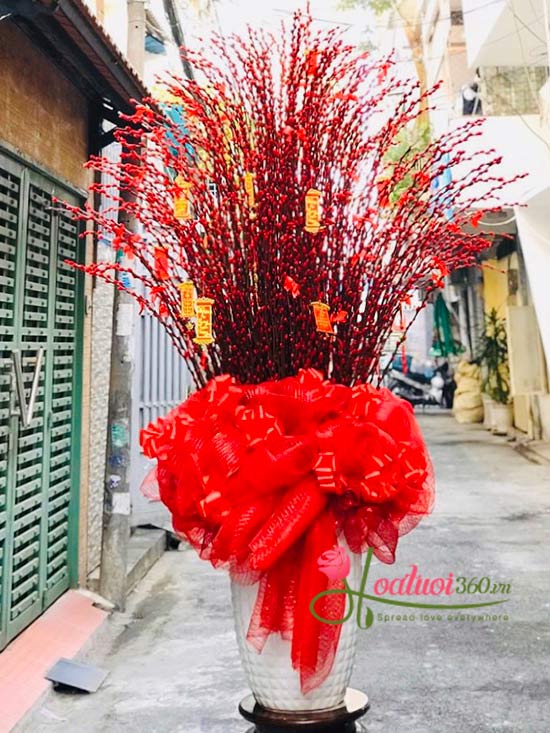 Bình hoa nụ tầm xuân - Tết nhiều niềm vui