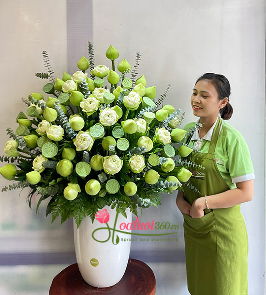 Bình hoa sen trắng - Nét đẹp thanh lịch